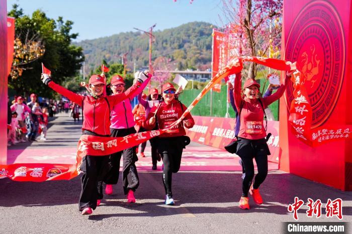 云南近三千人登高祈福迎新年在楚雄峨碌公园主