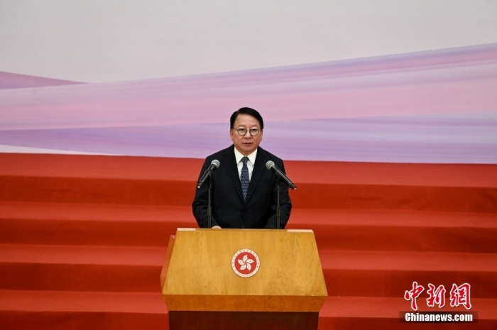 在香港特区政府总部举行的授旗仪式揭开新征程