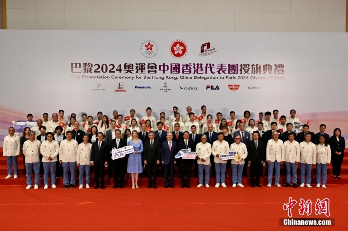 在香港特区政府总部举行的授旗仪式揭开新征程