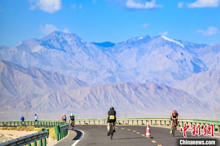 嘉峪关第十五届“一带一路”国际铁人三项赛即