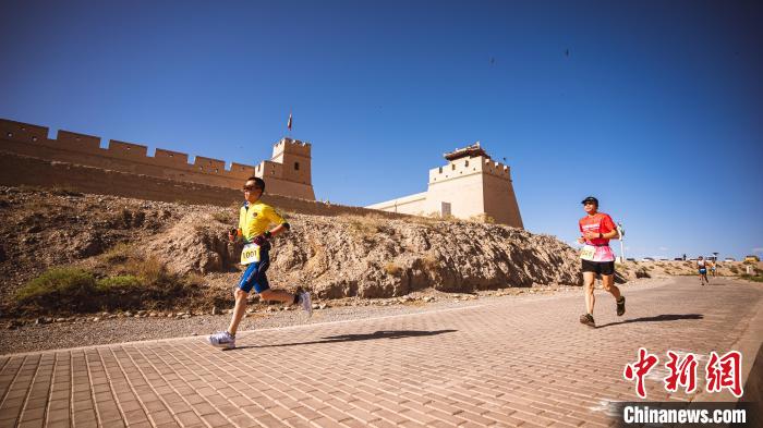 嘉峪关第十五届“一带一路”国际铁人三项赛即