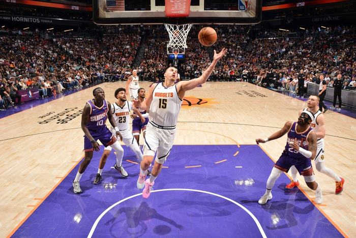 约基奇三双助掘金客场掀翻太阳 三连胜稳居西部