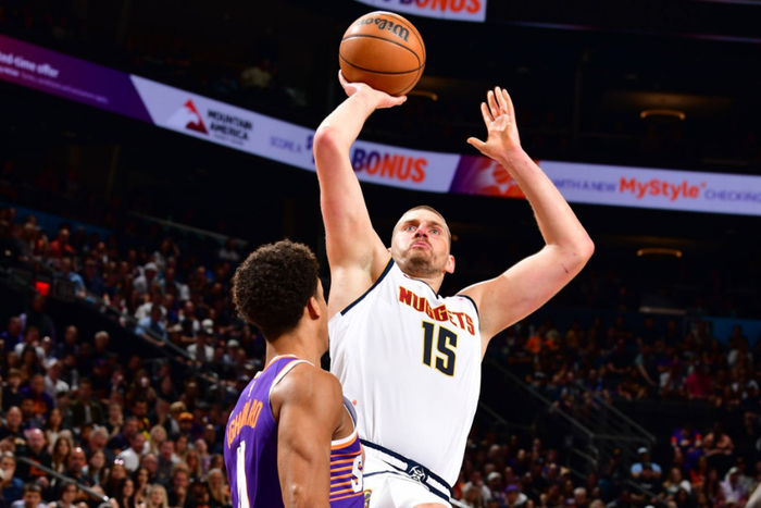 约基奇三双助掘金客场掀翻太阳 三连胜稳居西部