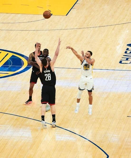 库里复出难救主 火箭险胜勇士送四连败