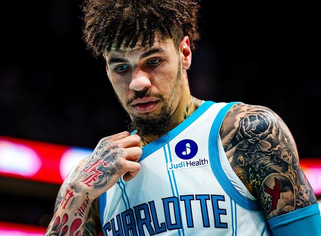 杰伦格林三分神射力压班凯罗当选今日最佳球员